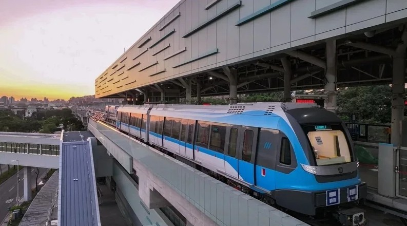 捷運三鶯線公共藝術開箱，新北市捷運工程局邀請沿線360位里民，化身「首批藝術體驗官」，由專業講師實地解說藝術作品及車站特色美學。圖／新北市捷運局提供